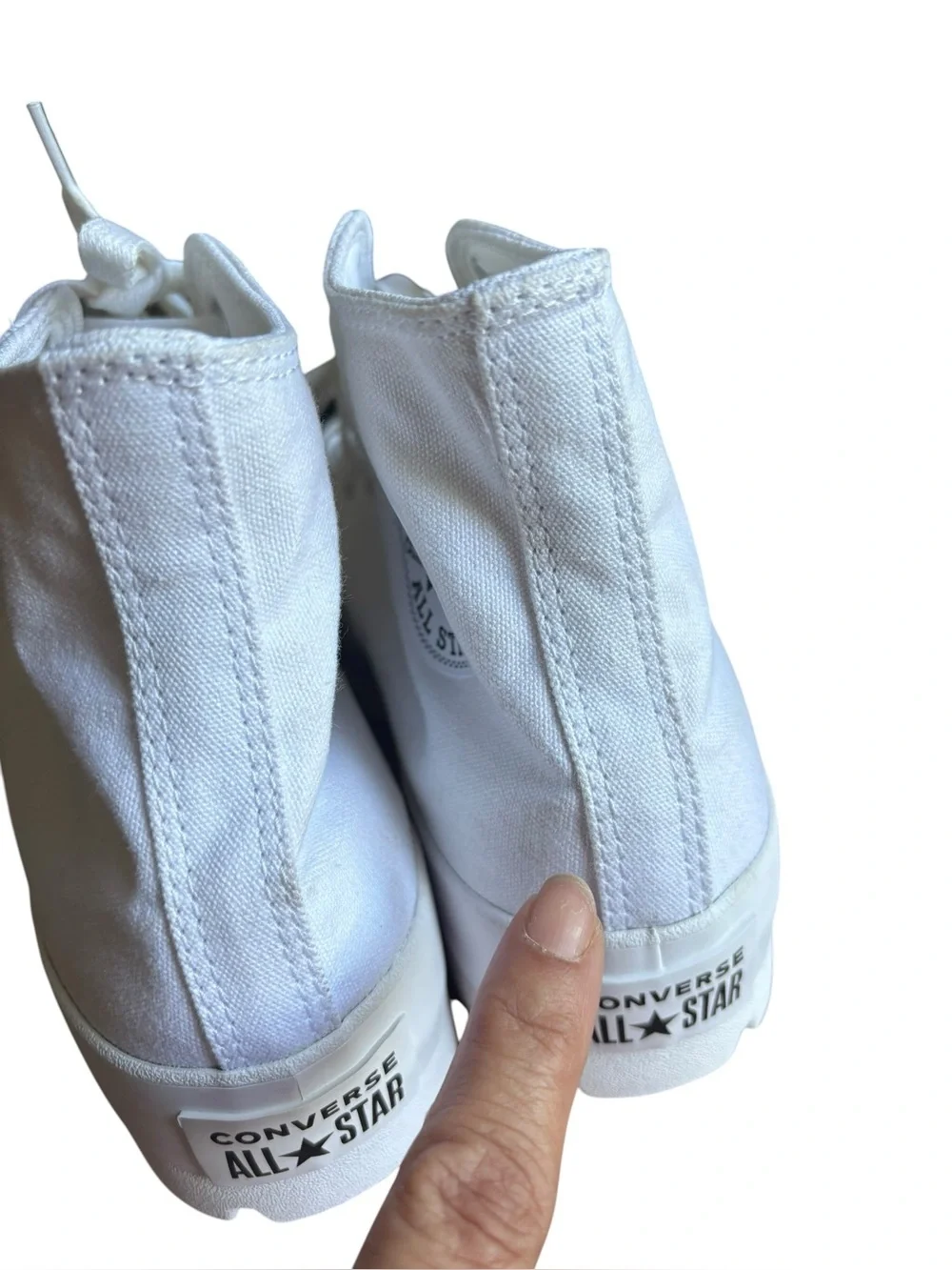 NWOB Converse Chuck Taylor All Star Lugged Hi white size 10.